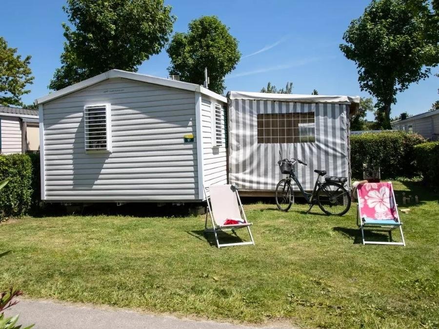 Camping Pas Cher vous présente avec son site Officiel campingpascher.fr, le Camping Maeva Club Les Dinosaures classé 4 étoiles, situé sur la commune de Talmont Saint Hilaire dans le département Vendée (Pays De La Loire) en France. Le camping Maeva Club Les Dinosaures vous propose un hébergement de type mobil-home de 30 m² (télévision). L'établissement vous propose 32 autres types d'hébergements. Découvrez tous nos séjours à petits prix dans la commune et aux alentours de Talmont Saint Hilaire du département : Vendée (Pays De La Loire). Les Avis clients pour le Camping Maeva Club Les Dinosaures sont excellents avec une note moyenne de 8 sur 10. LacMer, Parc aquatique, Piscine couverte, Piscine extérieure, Animations familiales, Club ados, Club enfants, Aire de jeux enfants, Baby-foot, Canoë-kayak, Centre équestre, Cyclisme, Flipper, Jet-ski, Paddle, Ping-pong, Pétanque, Salle de fitness, Salle de jeux vidéo, Terrain multisports, Bar, Dépôt de pain, Restaurant, Snack/Bar, Supermarché, Épicerie,... En savoir plus : cliquez-ICI.