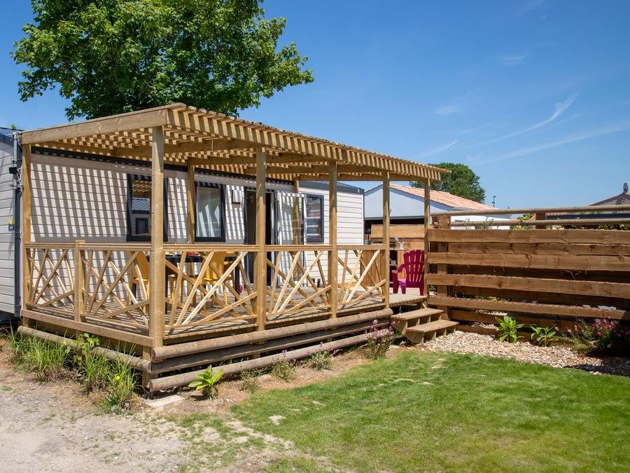 Camping Pas Cher vous présente avec son site Officiel campingpascher.fr, le Camping Maeva Club Les Dinosaures classé 4 étoiles, situé sur la commune de Talmont Saint Hilaire dans le département Vendée (Pays De La Loire) en France. Le camping Maeva Club Les Dinosaures, vous présente un hébergement de type mobil-home de 30 m² et télévision. Le camping Maeva Club Les Dinosaures vous propose du jeudi 24 septembre au jeudi 01 octobre 2026 pour 7 nuits à 605€. Cette location propose 42 dates différentes pour réserver votre séjour. Découvrez également les 34 autres gammes d'hébergements du camping. Les Avis clients pour le Camping Maeva Club Les Dinosaures sont excellents avec une note moyenne de 8 sur 10. LacMer, Parc aquatique, Piscine couverte, Piscine extérieure, Animations familiales, Club ados, Club enfants, Aire de jeux enfants, Baby-foot, Canoë-kayak, Centre équestre, Cyclisme, Flipper, Jet-ski, Paddle, Ping-pong, Pétanque, Salle de fitness, Salle de jeux vidéo, Terrain multisports, Bar, Dépôt de pain, Restaurant, Snack/Bar, Supermarché, Épicerie,... En savoir plus : cliquez-ICI.