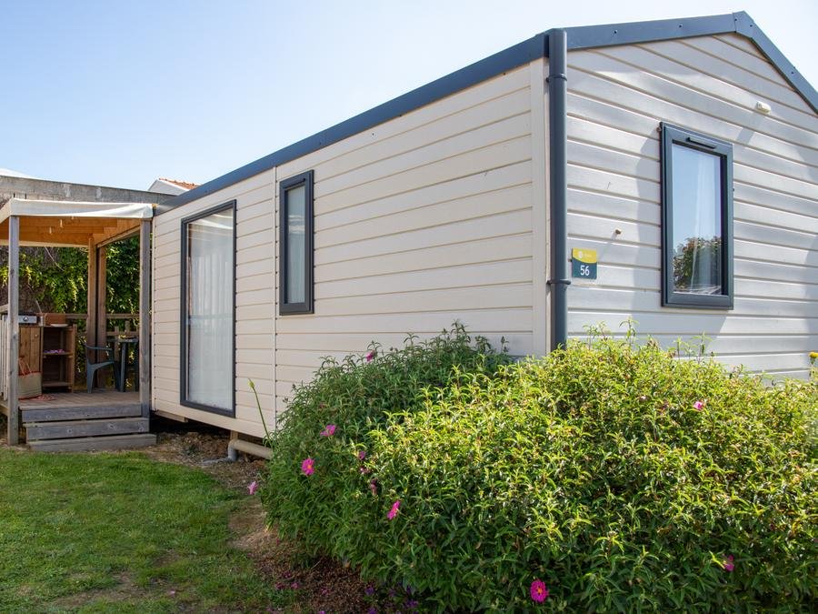 Camping Pas Cher vous présente avec son site Officiel campingpascher.fr, le Camping Maeva Club Les Dinosaures classé 4 étoiles, situé sur la commune de Talmont Saint Hilaire dans le département Vendée (Pays De La Loire) en France. Le camping Maeva Club Les Dinosaures, vous présente un hébergement de type mobil-home de 27 m² et télévision. Le camping Maeva Club Les Dinosaures vous propose du sam. 13 juin au sam. 20 juin 2026, en promotion à -14% pour 7 nuits à 295,80 € au lieu de 348,0 € soit une Économie de 52,20 €. Cette location propose 52 dates différentes pour réserver votre séjour. Découvrez également les 32 autres gammes d'hébergements du camping. Les Avis clients pour le Camping Maeva Club Les Dinosaures sont excellents avec une note moyenne de 8 sur 10. LacMer, Parc aquatique, Piscine couverte, Piscine extérieure, Animations familiales, Club ados, Club enfants, Aire de jeux enfants, Baby-foot, Canoë-kayak, Centre équestre, Cyclisme, Flipper, Jet-ski, Paddle, Ping-pong, Pétanque, Salle de fitness, Salle de jeux vidéo, Terrain multisports, Bar, Dépôt de pain, Restaurant, Snack/Bar, Supermarché, Épicerie,... En savoir plus : cliquez-ICI.