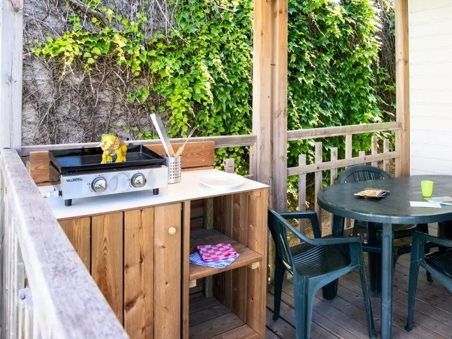 Camping Pas Cher vous présente avec son site Officiel campingpascher.fr, le Camping Maeva Club Les Dinosaures classé 4 étoiles, situé sur la commune de Talmont Saint Hilaire dans le département Vendée (Pays De La Loire) en France. Le camping Maeva Club Les Dinosaures vous propose un hébergement de type mobil-home de 30 m² (télévision). L'établissement vous propose 32 autres types d'hébergements. Découvrez tous nos séjours à petits prix dans la commune et aux alentours de Talmont Saint Hilaire du département : Vendée (Pays De La Loire). Les Avis clients pour le Camping Maeva Club Les Dinosaures sont excellents avec une note moyenne de 8 sur 10. LacMer, Parc aquatique, Piscine couverte, Piscine extérieure, Animations familiales, Club ados, Club enfants, Aire de jeux enfants, Baby-foot, Canoë-kayak, Centre équestre, Cyclisme, Flipper, Jet-ski, Paddle, Ping-pong, Pétanque, Salle de fitness, Salle de jeux vidéo, Terrain multisports, Bar, Dépôt de pain, Restaurant, Snack/Bar, Supermarché, Épicerie,... En savoir plus : cliquez-ICI.