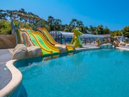 Camping Pas Cher vous présente avec son site Officiel campingpascher.fr, le Camping Maeva Club Les Dinosaures classé 4 étoiles, situé sur la commune de Talmont Saint Hilaire dans le département Vendée (Pays De La Loire) en France. Le camping Maeva Club Les Dinosaures vous propose un hébergement de type chalet de 27 m² pour 4 personnes (télévision). L'établissement vous propose 34 autres types d'hébergements. Découvrez tous nos séjours à petits prix dans la commune et aux alentours de Talmont Saint Hilaire du département : Vendée (Pays De La Loire). Les Avis clients pour le Camping Maeva Club Les Dinosaures sont excellents avec une note moyenne de 8 sur 10. LacMer, Parc aquatique, Piscine couverte, Piscine extérieure, Animations familiales, Club ados, Club enfants, Aire de jeux enfants, Baby-foot, Canoë-kayak, Centre équestre, Cyclisme, Flipper, Jet-ski, Paddle, Ping-pong, Pétanque, Salle de fitness, Salle de jeux vidéo, Terrain multisports, Bar, Dépôt de pain, Restaurant, Snack/Bar, Supermarché, Épicerie,... En savoir plus : cliquez-ICI.