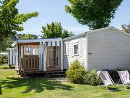Camping Pas Cher vous présente avec son site Officiel campingpascher.fr, le Camping Maeva Club Les Dinosaures classé 4 étoiles, situé sur la commune de Talmont Saint Hilaire dans le département Vendée (Pays De La Loire) en France. Le camping Maeva Club Les Dinosaures, vous présente un hébergement de type mobil-home de 40 m² et télévision. Le camping Maeva Club Les Dinosaures vous propose du mardi 22 septembre au mardi 29 septembre 2026, en promotion à -20% pour 7 nuits à 379,20 € au lieu de 474,0 € soit une Économie de 94,80 €. Cette location propose 86 dates différentes pour réserver votre séjour. Découvrez également les 29 autres gammes d'hébergements du camping. Les Avis clients pour le Camping Maeva Club Les Dinosaures sont excellents avec une note moyenne de 8 sur 10. LacMer, Parc aquatique, Piscine couverte, Piscine extérieure, Animations familiales, Club ados, Club enfants, Aire de jeux enfants, Baby-foot, Canoë-kayak, Centre équestre, Cyclisme, Flipper, Jet-ski, Paddle, Ping-pong, Pétanque, Salle de fitness, Salle de jeux vidéo, Terrain multisports, Bar, Dépôt de pain, Restaurant, Snack/Bar, Supermarché, Épicerie,... En savoir plus : cliquez-ICI.