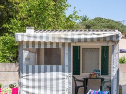 Camping Pas Cher vous présente avec son site Officiel campingpascher.fr, le Camping Maeva Club Les Dinosaures classé 4 étoiles, situé sur la commune de Talmont Saint Hilaire dans le département Vendée (Pays De La Loire) en France. Le camping Maeva Club Les Dinosaures, vous présente un hébergement de type mobil-home de 15 m² et télévision. Le camping Maeva Club Les Dinosaures vous propose du dimanche 31 mai au dimanche 07 juin 2026, en promotion à -20% pour 7 nuits à 213,60 € au lieu de 267,0 € soit une Économie de 53,40 €. Cette location propose 120 dates différentes pour réserver votre séjour. Découvrez également les 29 autres gammes d'hébergements du camping. Les Avis clients pour le Camping Maeva Club Les Dinosaures sont excellents avec une note moyenne de 8 sur 10. LacMer, Parc aquatique, Piscine couverte, Piscine extérieure, Animations familiales, Club ados, Club enfants, Aire de jeux enfants, Baby-foot, Canoë-kayak, Centre équestre, Cyclisme, Flipper, Jet-ski, Paddle, Ping-pong, Pétanque, Salle de fitness, Salle de jeux vidéo, Terrain multisports, Bar, Dépôt de pain, Restaurant, Snack/Bar, Supermarché, Épicerie,... En savoir plus : cliquez-ICI.