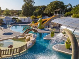 Camping Pas Cher vous présente avec son site Officiel campingpascher.fr, le Camping Maeva Club Les Dinosaures classé 4 étoiles, situé sur la commune de Talmont Saint Hilaire dans le département Vendée (Pays De La Loire) en France. Le camping Maeva Club Les Dinosaures, vous présente un hébergement de type mobil-home de 30 m² et télévision. Le camping Maeva Club Les Dinosaures vous proposeun séjour PAS CHER avec une REMISEdu sam. 19 septembre au sam. 26 septembre 2026, en promotion à -46% pour 7 nuits à 229 € au lieu de 430,0 € soit une Économie de 201 €. Cette location propose 20 dates différentes pour réserver votre séjour. Découvrez également les 31 autres gammes d'hébergements du camping. Les Avis clients pour le Camping Maeva Club Les Dinosaures sont excellents avec une note moyenne de 8 sur 10. LacMer, Parc aquatique, Piscine couverte, Piscine extérieure, Animations familiales, Club ados, Club enfants, Aire de jeux enfants, Baby-foot, Canoë-kayak, Centre équestre, Cyclisme, Flipper, Jet-ski, Paddle, Ping-pong, Pétanque, Salle de fitness, Salle de jeux vidéo, Terrain multisports, Bar, Dépôt de pain, Restaurant, Snack/Bar, Supermarché, Épicerie,... En savoir plus : cliquez-ICI.