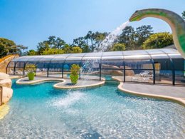 Camping Pas Cher vous présente avec son site Officiel campingpascher.fr, le Camping Maeva Club Les Dinosaures classé 4 étoiles, situé sur la commune de Talmont Saint Hilaire dans le département Vendée (Pays De La Loire) en France. Le camping Maeva Club Les Dinosaures, vous présente un hébergement de type mobil-home de 40 m² et télévision. Le camping Maeva Club Les Dinosaures vous propose du mardi 22 septembre au mardi 29 septembre 2026, en promotion à -20% pour 7 nuits à 379,20 € au lieu de 474,0 € soit une Économie de 94,80 €. Cette location propose 86 dates différentes pour réserver votre séjour. Découvrez également les 29 autres gammes d'hébergements du camping. Les Avis clients pour le Camping Maeva Club Les Dinosaures sont excellents avec une note moyenne de 8 sur 10. LacMer, Parc aquatique, Piscine couverte, Piscine extérieure, Animations familiales, Club ados, Club enfants, Aire de jeux enfants, Baby-foot, Canoë-kayak, Centre équestre, Cyclisme, Flipper, Jet-ski, Paddle, Ping-pong, Pétanque, Salle de fitness, Salle de jeux vidéo, Terrain multisports, Bar, Dépôt de pain, Restaurant, Snack/Bar, Supermarché, Épicerie,... En savoir plus : cliquez-ICI.