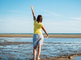 Camping Pas Cher vous présente avec son site Officiel campingpascher.fr, le Camping Maeva Club Les Dinosaures classé 4 étoiles, situé sur la commune de Talmont Saint Hilaire dans le département Vendée (Pays De La Loire) en France. Le camping Maeva Club Les Dinosaures, vous présente un hébergement de type mobil-home de 27 m² et télévision. Le camping Maeva Club Les Dinosaures vous proposeun séjour PAS CHER avec une REMISEdu sam. 19 septembre au sam. 26 septembre 2026, en promotion à -40% pour 7 nuits à 219 € au lieu de 367,0 € soit une Économie de 148 €. Cette location propose 21 dates différentes pour réserver votre séjour. Découvrez également les 31 autres gammes d'hébergements du camping. Les Avis clients pour le Camping Maeva Club Les Dinosaures sont excellents avec une note moyenne de 8 sur 10. LacMer, Parc aquatique, Piscine couverte, Piscine extérieure, Animations familiales, Club ados, Club enfants, Aire de jeux enfants, Baby-foot, Canoë-kayak, Centre équestre, Cyclisme, Flipper, Jet-ski, Paddle, Ping-pong, Pétanque, Salle de fitness, Salle de jeux vidéo, Terrain multisports, Bar, Dépôt de pain, Restaurant, Snack/Bar, Supermarché, Épicerie,... En savoir plus : cliquez-ICI.