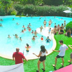 Camping Pas Cher vous présente avec son site Officiel campingpascher.fr, le Établissement Les Lacs De Courtes, situé sur la commune de Estang dans le département Gers (Midi-pyrénées) en France. L'établissement Les Lacs De Courtes vous propose un hébergement de type chalet de 30 m². L'établissement vous propose 6 autres types d'hébergements. Découvrez tous nos séjours à petits prix dans la commune et aux alentours de Estang du département : Gers (Midi-pyrénées).... En savoir plus : cliquez-ICI.