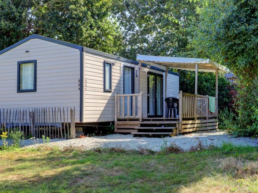 Camping Pas Cher vous présente avec son site Officiel campingpascher.fr, le Camping De La Plage à Benodet classé 4 étoiles, situé sur la commune de Benodet dans le département Finistère (Bretagne) en France. Le camping De La Plage à Benodet vous propose un hébergement de type mobil-home de 40 m² pour 4 personnes (télévision). Cet hébergement propose plus de 53 dates différentes pour réserver ! Pour dévouvrir la période la moins chère, consultez la rubrique 'Tarifs' et sélectionnez votre mois de départ. L'établissement vous propose 7 autres types d'hébergements. Découvrez tous nos séjours à petits prix dans la commune et aux alentours de Benodet du département : Finistère (Bretagne). Les Avis clients pour le Camping De La Plage à Benodet sont excellents avec une note moyenne de 8 sur 10. MerRivière, Parc aquatique, Piscine couverte, Piscine extérieure, Animations familiales, Club enfants, Aire de jeux enfants, Baby-foot, Canoë-kayak, Centre équestre, Court de padel couvert, Court de tennis, Golf, Location de bateaux, Ping-pong, Piscine, Planche à voile, Plongée, Pétanque, Sports nautiques, Structure gonflable enfants, Terrain de badminton, Terrain multisports, Trampoline, Voile, Brasserie, Bureau de tabac, Créperie, Dépôt de pain, Pizzeria, Plats à emporter, Restaurant, Restaurant asiatique, Restaurant grill, Snack/Bar, Station-service, Supermarché, Épicerie,... En savoir plus : cliquez-ICI.