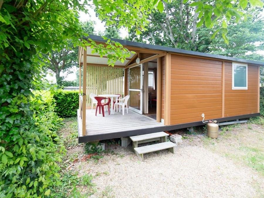 Camping Pas Cher vous présente avec son site Officiel campingpascher.fr, le Camping De La Plage à Benodet classé 4 étoiles, situé sur la commune de Benodet dans le département Finistère (Bretagne) en France. Le camping De La Plage à Benodet, vous présente un hébergement de type chalet de 20 m² pour 4 personnes et télévision. Le camping De La Plage à Benodet vous propose du mercredi 10 juin au mercredi 17 juin 2026 pour 7 nuits à 405€. Cette location propose 35 dates différentes pour réserver votre séjour. Découvrez également les 7 autres gammes d'hébergements du camping. Les Avis clients pour le Camping De La Plage à Benodet sont excellents avec une note moyenne de 8 sur 10. MerRivière, Parc aquatique, Piscine couverte, Piscine extérieure, Animations familiales, Club enfants, Aire de jeux enfants, Baby-foot, Canoë-kayak, Centre équestre, Court de padel couvert, Court de tennis, Golf, Location de bateaux, Ping-pong, Piscine, Planche à voile, Plongée, Pétanque, Sports nautiques, Structure gonflable enfants, Terrain de badminton, Terrain multisports, Trampoline, Voile, Brasserie, Bureau de tabac, Créperie, Dépôt de pain, Pizzeria, Plats à emporter, Restaurant, Restaurant asiatique, Restaurant grill, Snack/Bar, Station-service, Supermarché, Épicerie,... En savoir plus : cliquez-ICI.