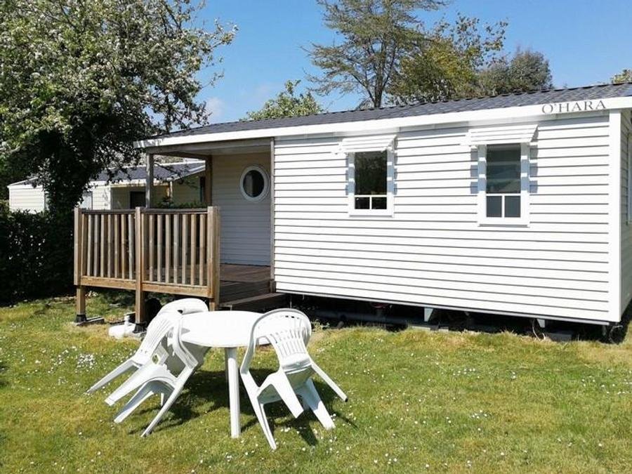 Camping Pas Cher vous présente avec son site Officiel campingpascher.fr, le Camping De La Plage à Benodet classé 4 étoiles, situé sur la commune de Benodet dans le département Finistère (Bretagne) en France. Le camping De La Plage à Benodet vous propose un hébergement de type mobil-home de 24 m² pour 4 personnes (télévision). Cet hébergement propose plus de 46 dates différentes pour réserver ! Pour dévouvrir la période la moins chère, consultez la rubrique 'Tarifs' et sélectionnez votre mois de départ. L'établissement vous propose 7 autres types d'hébergements. Découvrez tous nos séjours à petits prix dans la commune et aux alentours de Benodet du département : Finistère (Bretagne). Les Avis clients pour le Camping De La Plage à Benodet sont excellents avec une note moyenne de 8 sur 10. MerRivière, Parc aquatique, Piscine couverte, Piscine extérieure, Animations familiales, Club enfants, Aire de jeux enfants, Baby-foot, Canoë-kayak, Centre équestre, Court de padel couvert, Court de tennis, Golf, Location de bateaux, Ping-pong, Piscine, Planche à voile, Plongée, Pétanque, Sports nautiques, Structure gonflable enfants, Terrain de badminton, Terrain multisports, Trampoline, Voile, Brasserie, Bureau de tabac, Créperie, Dépôt de pain, Pizzeria, Plats à emporter, Restaurant, Restaurant asiatique, Restaurant grill, Snack/Bar, Station-service, Supermarché, Épicerie,... En savoir plus : cliquez-ICI.