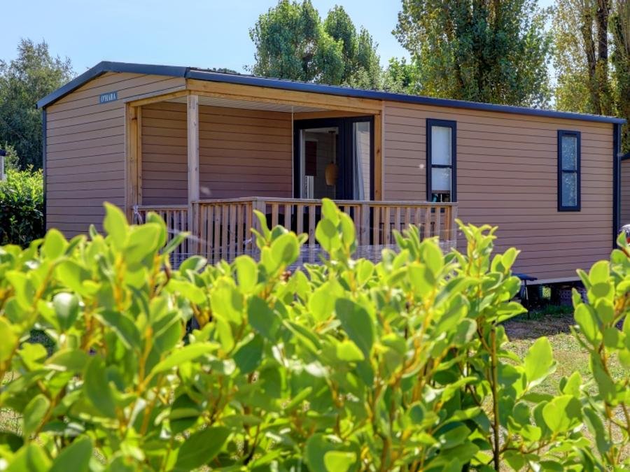 Camping Pas Cher vous présente avec son site Officiel campingpascher.fr, le Camping De La Plage à Benodet classé 4 étoiles, situé sur la commune de Benodet dans le département Finistère (Bretagne) en France. Le camping De La Plage à Benodet vous propose un hébergement de type mobil-home de 27 m² pour 4 personnes (télévision). Cet hébergement propose plus de 52 dates différentes pour réserver ! Pour dévouvrir la période la moins chère, consultez la rubrique 'Tarifs' et sélectionnez votre mois de départ. L'établissement vous propose 7 autres types d'hébergements. Découvrez tous nos séjours à petits prix dans la commune et aux alentours de Benodet du département : Finistère (Bretagne). Les Avis clients pour le Camping De La Plage à Benodet sont excellents avec une note moyenne de 8 sur 10. MerRivière, Parc aquatique, Piscine couverte, Piscine extérieure, Animations familiales, Club enfants, Aire de jeux enfants, Baby-foot, Canoë-kayak, Centre équestre, Court de padel couvert, Court de tennis, Golf, Location de bateaux, Ping-pong, Piscine, Planche à voile, Plongée, Pétanque, Sports nautiques, Structure gonflable enfants, Terrain de badminton, Terrain multisports, Trampoline, Voile, Brasserie, Bureau de tabac, Créperie, Dépôt de pain, Pizzeria, Plats à emporter, Restaurant, Restaurant asiatique, Restaurant grill, Snack/Bar, Station-service, Supermarché, Épicerie,... En savoir plus : cliquez-ICI.