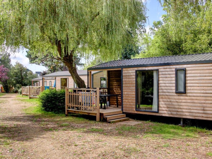 Camping Pas Cher vous présente avec son site Officiel campingpascher.fr, le Camping De La Plage à Benodet classé 4 étoiles, situé sur la commune de Benodet dans le département Finistère (Bretagne) en France. Le camping De La Plage à Benodet vous propose un hébergement de type chalet de 35 m² pour 4 personnes (télévision). Cet hébergement propose plus de 41 dates différentes pour réserver ! Pour dévouvrir la période la moins chère, consultez la rubrique 'Tarifs' et sélectionnez votre mois de départ. L'établissement vous propose 7 autres types d'hébergements. Découvrez tous nos séjours à petits prix dans la commune et aux alentours de Benodet du département : Finistère (Bretagne). Les Avis clients pour le Camping De La Plage à Benodet sont excellents avec une note moyenne de 8 sur 10. MerRivière, Parc aquatique, Piscine couverte, Piscine extérieure, Animations familiales, Club enfants, Aire de jeux enfants, Baby-foot, Canoë-kayak, Centre équestre, Court de padel couvert, Court de tennis, Golf, Location de bateaux, Ping-pong, Piscine, Planche à voile, Plongée, Pétanque, Sports nautiques, Structure gonflable enfants, Terrain de badminton, Terrain multisports, Trampoline, Voile, Brasserie, Bureau de tabac, Créperie, Dépôt de pain, Pizzeria, Plats à emporter, Restaurant, Restaurant asiatique, Restaurant grill, Snack/Bar, Station-service, Supermarché, Épicerie,... En savoir plus : cliquez-ICI.