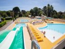 Camping Pas Cher vous présente avec son site Officiel campingpascher.fr, le Camping De La Plage à Benodet classé 4 étoiles, situé sur la commune de Benodet dans le département Finistère (Bretagne) en France. Le camping De La Plage à Benodet, vous présente un hébergement de type chalet de 20 m² pour 4 personnes et télévision. Le camping De La Plage à Benodet vous propose du mercredi 10 juin au mercredi 17 juin 2026 pour 7 nuits à 405€. Cette location propose 35 dates différentes pour réserver votre séjour. Découvrez également les 7 autres gammes d'hébergements du camping. Les Avis clients pour le Camping De La Plage à Benodet sont excellents avec une note moyenne de 8 sur 10. MerRivière, Parc aquatique, Piscine couverte, Piscine extérieure, Animations familiales, Club enfants, Aire de jeux enfants, Baby-foot, Canoë-kayak, Centre équestre, Court de padel couvert, Court de tennis, Golf, Location de bateaux, Ping-pong, Piscine, Planche à voile, Plongée, Pétanque, Sports nautiques, Structure gonflable enfants, Terrain de badminton, Terrain multisports, Trampoline, Voile, Brasserie, Bureau de tabac, Créperie, Dépôt de pain, Pizzeria, Plats à emporter, Restaurant, Restaurant asiatique, Restaurant grill, Snack/Bar, Station-service, Supermarché, Épicerie,... En savoir plus : cliquez-ICI.