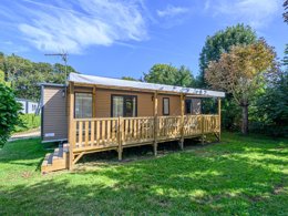 Camping Pas Cher vous présente avec son site Officiel campingpascher.fr, le Camping Flower Le Kerleyou classé 3 étoiles, situé sur la commune de Douarnenez dans le département Finistère (Bretagne) en France. Le camping Flower Le Kerleyou, vous présente un hébergement de type mobil-home de 40 m² et télévision. Le camping Flower Le Kerleyou vous propose du dimanche 12 avril au dimanche 19 avril 2026, en promotion à -9% pour 7 nuits à 535,50 € au lieu de 588,5 € soit une Économie de 53 €. Cette location propose 129 dates différentes pour réserver votre séjour. Découvrez également les 14 autres gammes d'hébergements du camping. Les Avis clients pour le Camping Flower Le Kerleyou sont de 7 sur 10. Piscine chauffée, Piscine couverte, Animations familiales, Club enfants, Aire de jeux enfants, Baby-foot, Centre équestre, Court de tennis, Golf, Ping-pong, Pétanque, Bar, Dépôt de pain, Plats à emporter, Supermarché, Épicerie,... En savoir plus : cliquez-ICI.