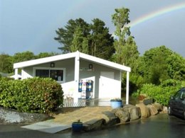 Camping Pas Cher vous présente avec son site Officiel campingpascher.fr, le Camping Flower Le Kerleyou classé 3 étoiles, situé sur la commune de Douarnenez dans le département Finistère (Bretagne) en France. Le camping Flower Le Kerleyou, vous présente un hébergement de type mobil-home de 31 m² et télévision. Le camping Flower Le Kerleyou vous propose du mercredi 15 avril au mercredi 22 avril 2026, en promotion à -9% pour 7 nuits à 373,50 € au lieu de 410,5 € soit une Économie de 37 €. Cette location propose 126 dates différentes pour réserver votre séjour. Découvrez également les 14 autres gammes d'hébergements du camping. Les Avis clients pour le Camping Flower Le Kerleyou sont de 7 sur 10. Piscine chauffée, Piscine couverte, Animations familiales, Club enfants, Aire de jeux enfants, Baby-foot, Centre équestre, Court de tennis, Golf, Ping-pong, Pétanque, Bar, Dépôt de pain, Plats à emporter, Supermarché, Épicerie,... En savoir plus : cliquez-ICI.