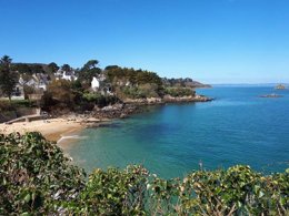 Camping Pas Cher vous présente avec son site Officiel campingpascher.fr, le Camping Flower Le Kerleyou classé 3 étoiles, situé sur la commune de Douarnenez dans le département Finistère (Bretagne) en France. Le camping Flower Le Kerleyou, vous présente un hébergement de type tente en toile et bois de 38 m² et télévision. Le camping Flower Le Kerleyou vous propose du mercredi 15 avril au mercredi 22 avril 2026, en promotion à -9% pour 7 nuits à 373,50 € au lieu de 410,5 € soit une Économie de 37 €. Cette location propose 126 dates différentes pour réserver votre séjour. Découvrez également les 14 autres gammes d'hébergements du camping. Les Avis clients pour le Camping Flower Le Kerleyou sont de 7 sur 10. Piscine chauffée, Piscine couverte, Animations familiales, Club enfants, Aire de jeux enfants, Baby-foot, Centre équestre, Court de tennis, Golf, Ping-pong, Pétanque, Bar, Dépôt de pain, Plats à emporter, Supermarché, Épicerie,... En savoir plus : cliquez-ICI.