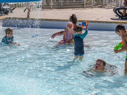 Camping Pas Cher vous présente avec son site Officiel campingpascher.fr, le Camping Flower Le Kerleyou classé 3 étoiles, situé sur la commune de Douarnenez dans le département Finistère (Bretagne) en France. Le camping Flower Le Kerleyou, vous présente un hébergement de type tente en toile et bois de 28 m². Le camping Flower Le Kerleyou vous propose du sam. 30 mai au sam. 06 juin 2026, en promotion à -9% pour 7 nuits à 245 € au lieu de 269,5 € soit une Économie de 24,50 €. Cette location propose 86 dates différentes pour réserver votre séjour. Découvrez également les 14 autres gammes d'hébergements du camping. Les Avis clients pour le Camping Flower Le Kerleyou sont de 7 sur 10. Piscine chauffée, Piscine couverte, Animations familiales, Club enfants, Aire de jeux enfants, Baby-foot, Centre équestre, Court de tennis, Golf, Ping-pong, Pétanque, Bar, Dépôt de pain, Plats à emporter, Supermarché, Épicerie,... En savoir plus : cliquez-ICI.