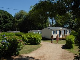 Camping Pas Cher vous présente avec son site Officiel campingpascher.fr, le Camping Flower Le Kerleyou classé 3 étoiles, situé sur la commune de Douarnenez dans le département Finistère (Bretagne) en France. Le camping Flower Le Kerleyou, vous présente un hébergement de type mobil-home de 40 m² et télévision. Le camping Flower Le Kerleyou vous propose du dimanche 12 avril au dimanche 19 avril 2026, en promotion à -9% pour 7 nuits à 535,50 € au lieu de 588,5 € soit une Économie de 53 €. Cette location propose 129 dates différentes pour réserver votre séjour. Découvrez également les 14 autres gammes d'hébergements du camping. Les Avis clients pour le Camping Flower Le Kerleyou sont de 7 sur 10. Piscine chauffée, Piscine couverte, Animations familiales, Club enfants, Aire de jeux enfants, Baby-foot, Centre équestre, Court de tennis, Golf, Ping-pong, Pétanque, Bar, Dépôt de pain, Plats à emporter, Supermarché, Épicerie,... En savoir plus : cliquez-ICI.