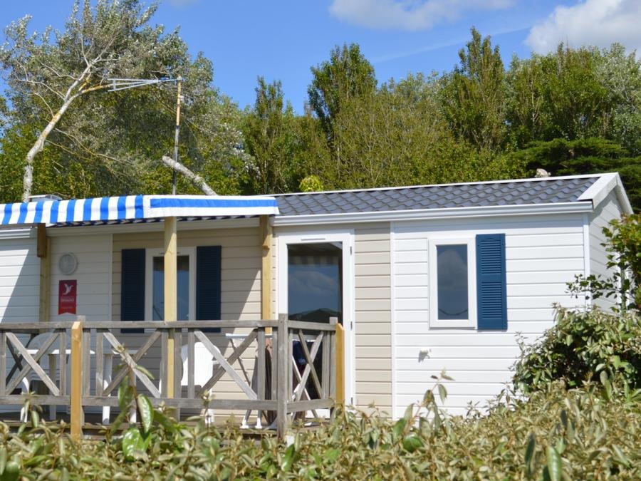 Camping Pas Cher vous présente avec son site Officiel campingpascher.fr, le Camping Ker Vella classé 3 étoiles, situé sur la commune de Plomodiern dans le département Finistère (Bretagne) en France. Le camping Ker Vella, vous présente un hébergement de type mobil-home de 28 m² pour 5 personnes et télévision. Le camping Ker Vella vous propose du sam. 05 septembre au sam. 12 septembre 2026 pour 7 nuits à 229€. Cette location propose 7 dates différentes pour réserver votre séjour. Découvrez également les 4 autres gammes d'hébergements du camping. Les Avis clients pour le Camping Ker Vella sont excellents avec une note moyenne de 8 sur 10. Piscine chauffée, Piscine couverte, Animations familiales, Aire de jeux enfants, Baby-foot, Canoë-kayak, Centre équestre, Golf, Ping-pong, Piscine, Plongée, Pétanque, Terrain multisports, Bar, Dépôt de pain, Food truck, Snack/Bar, Supermarché, Épicerie,... En savoir plus : cliquez-ICI.