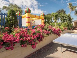 Camping Pas Cher vous présente avec son site Officiel campingpascher.fr, le Camping Ker Vella classé 3 étoiles, situé sur la commune de Plomodiern dans le département Finistère (Bretagne) en France. Le camping Ker Vella, vous présente un hébergement de type mobil-home de 32 m² pour 6 personnes et télévision. Le camping Ker Vella vous propose du sam. 09 mai au sam. 16 mai 2026 pour 7 nuits à 179€. Cette location propose 22 dates différentes pour réserver votre séjour. Découvrez également les 4 autres gammes d'hébergements du camping. Les Avis clients pour le Camping Ker Vella sont excellents avec une note moyenne de 8 sur 10. Piscine chauffée, Piscine couverte, Animations familiales, Aire de jeux enfants, Baby-foot, Canoë-kayak, Centre équestre, Golf, Ping-pong, Piscine, Plongée, Pétanque, Terrain multisports, Bar, Dépôt de pain, Food truck, Snack/Bar, Supermarché, Épicerie,... En savoir plus : cliquez-ICI.