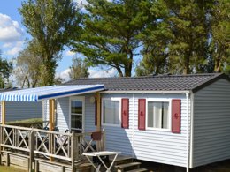 Camping Pas Cher vous présente avec son site Officiel campingpascher.fr, le Camping Ker Vella classé 3 étoiles, situé sur la commune de Plomodiern dans le département Finistère (Bretagne) en France. Le camping Ker Vella, vous présente un hébergement de type mobil-home. Le camping Ker Vella vous proposeun séjour PAS CHER avec une REMISEdu sam. 25 avril au sam. 02 mai 2026, en promotion à -33% pour 7 nuits à 179 € au lieu de 270,0 € soit une Économie de 91 €. Cette location propose 22 dates différentes pour réserver votre séjour. Découvrez également les 1 autres gammes d'hébergements du camping. Les Avis clients pour le Camping Ker Vella sont excellents avec une note moyenne de 8 sur 10. Piscine chauffée, Piscine couverte, Animations familiales, Aire de jeux enfants, Baby-foot, Canoë-kayak, Centre équestre, Golf, Ping-pong, Piscine, Plongée, Pétanque, Terrain multisports, Bar, Dépôt de pain, Food truck, Snack/Bar, Supermarché, Épicerie,... En savoir plus : cliquez-ICI.