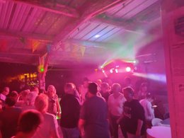 Camping Pas Cher vous présente avec son site Officiel campingpascher.fr, le Camping Ker Vella classé 3 étoiles, situé sur la commune de Plomodiern dans le département Finistère (Bretagne) en France. Le camping Ker Vella, vous présente un hébergement de type mobil-home de 28 m² pour 5 personnes et télévision. Le camping Ker Vella vous propose du sam. 09 mai au sam. 16 mai 2026 pour 7 nuits à 169€. Cette location propose 22 dates différentes pour réserver votre séjour. Découvrez également les 4 autres gammes d'hébergements du camping. Les Avis clients pour le Camping Ker Vella sont excellents avec une note moyenne de 8 sur 10. Piscine chauffée, Piscine couverte, Animations familiales, Aire de jeux enfants, Baby-foot, Canoë-kayak, Centre équestre, Golf, Ping-pong, Piscine, Plongée, Pétanque, Terrain multisports, Bar, Dépôt de pain, Food truck, Snack/Bar, Supermarché, Épicerie,... En savoir plus : cliquez-ICI.