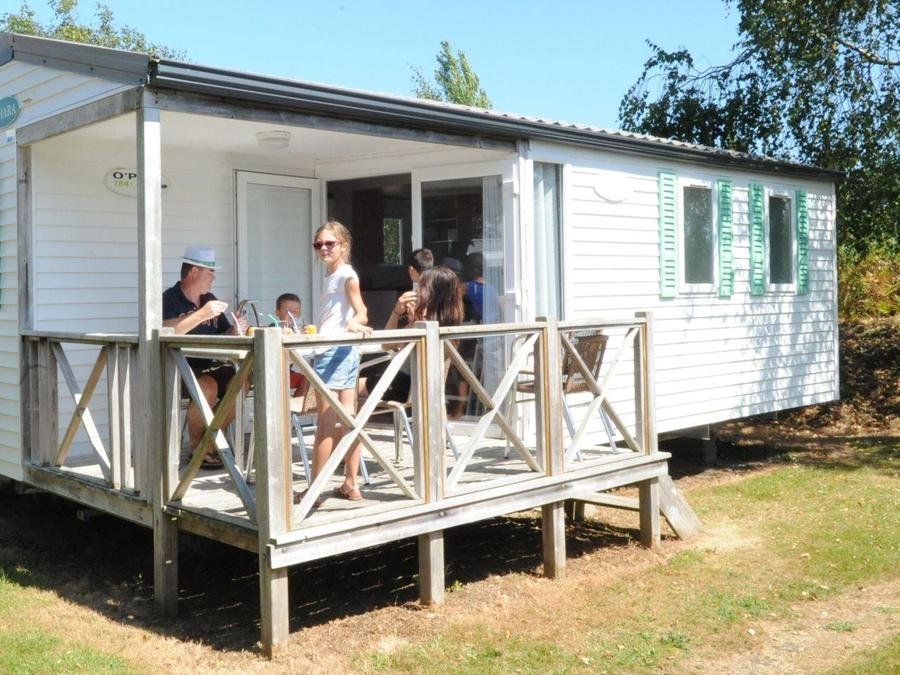 Camping Pas Cher vous présente avec son site Officiel campingpascher.fr, le Camping Flower Domaine De Pendruc classé 4 étoiles, situé sur la commune de Tregunc dans le département Finistère (Bretagne) en France. Le camping Flower Domaine De Pendruc, vous présente un hébergement de type mobil-home pour 4 personnes et télévision. Le camping Flower Domaine De Pendruc vous propose du sam. 05 septembre au sam. 12 septembre 2026, en promotion à -25% pour 7 nuits à 299,25 € au lieu de 399,0 € soit une Économie de 99,75 €. Cette location propose 17 dates différentes pour réserver votre séjour. Découvrez également les 21 autres gammes d'hébergements du camping. Les Avis clients pour le Camping Flower Domaine De Pendruc sont excellents avec une note moyenne de 8 sur 10. Piscine couverte, Piscine extérieure, Animations familiales, Club enfants, Canoë-kayak, Centre équestre, Court de tennis, Golf, Parcours sportif, Ping-pong, Plongée, Pétanque, Terrain multisports, Dépôt de pain, Plats à emporter, Snack/Bar,... En savoir plus : cliquez-ICI.