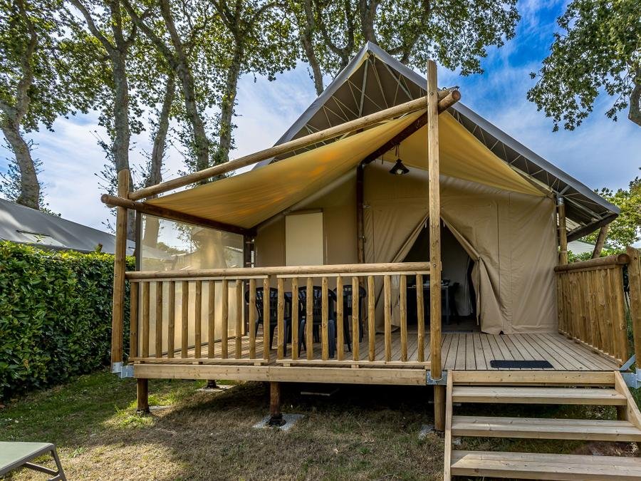 Camping Pas Cher vous présente avec son site Officiel campingpascher.fr, le Camping Flower Domaine De Pendruc classé 4 étoiles, situé sur la commune de Tregunc dans le département Finistère (Bretagne) en France. Le camping Flower Domaine De Pendruc, vous présente un hébergement de type lodge de 34 m². Le camping Flower Domaine De Pendruc vous propose du sam. 29 août au sam. 05 septembre 2026, en promotion à -25% pour 7 nuits à 315 € au lieu de 420,0 € soit une Économie de 105 €. Cette location propose 22 dates différentes pour réserver votre séjour. Découvrez également les 20 autres gammes d'hébergements du camping. Les Avis clients pour le Camping Flower Domaine De Pendruc sont excellents avec une note moyenne de 8 sur 10. Piscine couverte, Piscine extérieure, Animations familiales, Club enfants, Canoë-kayak, Centre équestre, Court de tennis, Golf, Parcours sportif, Ping-pong, Plongée, Pétanque, Terrain multisports, Dépôt de pain, Plats à emporter, Snack/Bar,... En savoir plus : cliquez-ICI.