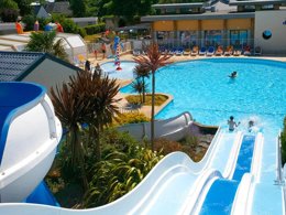 Camping Pas Cher vous présente avec son site Officiel campingpascher.fr, le Camping Flower Domaine De Pendruc classé 4 étoiles, situé sur la commune de Tregunc dans le département Finistère (Bretagne) en France. Le camping Flower Domaine De Pendruc, vous présente un hébergement de type lodge de 21 m². Le camping Flower Domaine De Pendruc vous propose du lundi 08 juin au lundi 15 juin 2026, en promotion à -25% pour 7 nuits à 257,25 € au lieu de 343,0 € soit une Économie de 85,75 €. Cette location propose 26 dates différentes pour réserver votre séjour. Découvrez également les 23 autres gammes d'hébergements du camping. Les Avis clients pour le Camping Flower Domaine De Pendruc sont excellents avec une note moyenne de 8 sur 10. Piscine couverte, Piscine extérieure, Animations familiales, Club enfants, Canoë-kayak, Centre équestre, Court de tennis, Golf, Parcours sportif, Ping-pong, Plongée, Pétanque, Terrain multisports, Dépôt de pain, Plats à emporter, Snack/Bar,... En savoir plus : cliquez-ICI.
