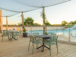 Camping Pas Cher vous présente avec son site Officiel campingpascher.fr, le Camping Flower Domaine De Pendruc classé 4 étoiles, situé sur la commune de Tregunc dans le département Finistère (Bretagne) en France. Le camping Flower Domaine De Pendruc, vous présente un hébergement de type mobil-home pour 4 personnes et télévision. Le camping Flower Domaine De Pendruc vous propose du sam. 29 août au sam. 05 septembre 2026 pour 7 nuits à 399€. Cette location propose 44 dates différentes pour réserver votre séjour. Découvrez également les 20 autres gammes d'hébergements du camping. Les Avis clients pour le Camping Flower Domaine De Pendruc sont excellents avec une note moyenne de 8 sur 10. Piscine couverte, Piscine extérieure, Animations familiales, Club enfants, Canoë-kayak, Centre équestre, Court de tennis, Golf, Parcours sportif, Ping-pong, Plongée, Pétanque, Terrain multisports, Dépôt de pain, Plats à emporter, Snack/Bar,... En savoir plus : cliquez-ICI.