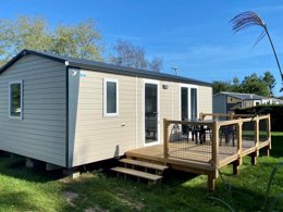 Camping Pas Cher vous présente avec son site Officiel campingpascher.fr, le Camping Flower Domaine De Pendruc classé 4 étoiles, situé sur la commune de Tregunc dans le département Finistère (Bretagne) en France. Le camping Flower Domaine De Pendruc, vous présente un hébergement de type mobil-home de 29 m² et télévision. Le camping Flower Domaine De Pendruc vous propose du sam. 11 avril au sam. 18 avril 2026 pour 7 nuits à 483€. Cette location propose 54 dates différentes pour réserver votre séjour. Découvrez également les 20 autres gammes d'hébergements du camping. Les Avis clients pour le Camping Flower Domaine De Pendruc sont excellents avec une note moyenne de 8 sur 10. Piscine couverte, Piscine extérieure, Animations familiales, Club enfants, Canoë-kayak, Centre équestre, Court de tennis, Golf, Parcours sportif, Ping-pong, Plongée, Pétanque, Terrain multisports, Dépôt de pain, Plats à emporter, Snack/Bar,... En savoir plus : cliquez-ICI.