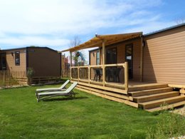 Camping Pas Cher vous présente avec son site Officiel campingpascher.fr, le Camping Flower Domaine De Pendruc classé 4 étoiles, situé sur la commune de Tregunc dans le département Finistère (Bretagne) en France. Le camping Flower Domaine De Pendruc, vous présente un hébergement de type mobil-home de 33 m² pour 2 personnes et télévision. Le camping Flower Domaine De Pendruc vous propose du sam. 11 avril au sam. 18 avril 2026 pour 7 nuits à 567€. Cette location propose 55 dates différentes pour réserver votre séjour. Découvrez également les 20 autres gammes d'hébergements du camping. Les Avis clients pour le Camping Flower Domaine De Pendruc sont excellents avec une note moyenne de 8 sur 10. Piscine couverte, Piscine extérieure, Animations familiales, Club enfants, Canoë-kayak, Centre équestre, Court de tennis, Golf, Parcours sportif, Ping-pong, Plongée, Pétanque, Terrain multisports, Dépôt de pain, Plats à emporter, Snack/Bar,... En savoir plus : cliquez-ICI.