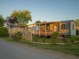 Camping Pas Cher vous présente avec son site Officiel campingpascher.fr, le Camping Flower Domaine De Pendruc classé 4 étoiles, situé sur la commune de Tregunc dans le département Finistère (Bretagne) en France. Le camping Flower Domaine De Pendruc, vous présente un hébergement de type mobil-home de 27 m² et télévision. Le camping Flower Domaine De Pendruc vous propose du sam. 11 avril au sam. 18 avril 2026 pour 7 nuits à 483€. Cette location propose 92 dates différentes pour réserver votre séjour. Découvrez également les 20 autres gammes d'hébergements du camping. Les Avis clients pour le Camping Flower Domaine De Pendruc sont excellents avec une note moyenne de 8 sur 10. Piscine couverte, Piscine extérieure, Animations familiales, Club enfants, Canoë-kayak, Centre équestre, Court de tennis, Golf, Parcours sportif, Ping-pong, Plongée, Pétanque, Terrain multisports, Dépôt de pain, Plats à emporter, Snack/Bar,... En savoir plus : cliquez-ICI.