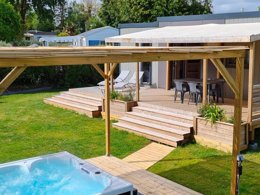 Camping Pas Cher vous présente avec son site Officiel campingpascher.fr, le Camping Flower Domaine De Pendruc classé 4 étoiles, situé sur la commune de Tregunc dans le département Finistère (Bretagne) en France. Le camping Flower Domaine De Pendruc, vous présente un hébergement de type mobil-home de 33 m² et télévision. Le camping Flower Domaine De Pendruc vous propose du sam. 29 août au sam. 05 septembre 2026 pour 7 nuits à 525€. Cette location propose 67 dates différentes pour réserver votre séjour. Découvrez également les 20 autres gammes d'hébergements du camping. Les Avis clients pour le Camping Flower Domaine De Pendruc sont excellents avec une note moyenne de 8 sur 10. Piscine couverte, Piscine extérieure, Animations familiales, Club enfants, Canoë-kayak, Centre équestre, Court de tennis, Golf, Parcours sportif, Ping-pong, Plongée, Pétanque, Terrain multisports, Dépôt de pain, Plats à emporter, Snack/Bar,... En savoir plus : cliquez-ICI.