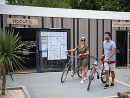 Camping Pas Cher vous présente avec son site Officiel campingpascher.fr, le Camping Sea Green Le Paradis classé 4 étoiles, situé sur la commune de Talmont Saint Hilaire dans le département Vendée (Pays De La Loire) en France. Le camping Sea Green Le Paradis, vous présente un hébergement de type mobil-home de 35 m² pour 5 personnes et télévision. Le camping Sea Green Le Paradis vous propose du mardi 26 mai au mardi 02 juin 2026 pour 7 nuits à 601€. Cette location propose 46 dates différentes pour réserver votre séjour. Découvrez également les 9 autres gammes d'hébergements du camping. Les Avis clients pour le Camping Sea Green Le Paradis sont de 7 sur 10. Piscine chauffée, Piscine couverte, Animations familiales, Club enfants, Aire de jeux enfants, Baby-foot, Cyclisme, Ping-pong, Piscine, Pétanque, Randonnée, Structure gonflable enfants, Terrain multisports, Bar, Dépôt de pain, Plats à emporter, Restaurant, Snack/Bar, Épicerie,... En savoir plus : cliquez-ICI.