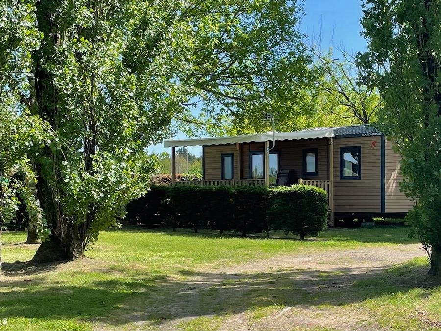 Camping Pas Cher vous présente avec son site Officiel campingpascher.fr, le Camping Ushuaïa Villages La Maïade classé 3 étoiles, situé sur la commune de Mimizan dans le département Landes (Aquitaine) en France. Le camping Ushuaïa Villages La Maïade vous propose un hébergement de type mobil-home de 35 m² pour 8 personnes avec climatisation (télévision). L'établissement vous propose 14 autres types d'hébergements. Découvrez tous nos séjours à petits prix dans la commune et aux alentours de Mimizan du département : Landes (Aquitaine). Les Avis clients pour le Camping Ushuaïa Villages La Maïade sont excellents avec une note moyenne de 8 sur 10. Piscine extérieure, Animations familiales, Aire de jeux enfants, Baby-foot, Canoë-kayak, Centre équestre, Court de tennis, Cyclisme, Football en cage, Golf, Ping-pong, Pétanque, Randonnée, Salle de jeux vidéo, Surf, Terrain de beach-volley, Bar, Dépôt de pain, Snack/Bar,... En savoir plus : cliquez-ICI.