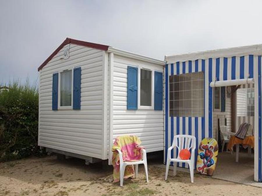 Camping Pas Cher vous présente avec son site Officiel campingpascher.fr, le Camping Les Dunes classé 5 étoiles, situé sur la commune de Bretignolles Sur Mer dans le département Vendée (Pays De La Loire) en France. Le camping Les Dunes, vous présente un hébergement de type mobil-home de 24 m² et télévision. Le camping Les Dunes vous propose du vendredi 11 septembre au vendredi 18 septembre 2026 pour 7 nuits à 290€. Cette location propose 85 dates différentes pour réserver votre séjour. Découvrez également les 8 autres gammes d'hébergements du camping. Les Avis clients pour le Camping Les Dunes sont excellents avec une note moyenne de 8 sur 10. Piscine couverte, Piscine extérieure, Animation ados, Animations familiales, Club enfants, Aire de jeux enfants, Baby-foot, Canoë-kayak, Centre équestre, Court de tennis, Flipper, Golf, Ping-pong, Piscine, Pétanque, Randonnée, Terrain de beach-volley, Terrain multisports, Bar, Dépôt de pain, Plats à emporter, Restaurant, Snack/Bar, Épicerie,... En savoir plus : cliquez-ICI.