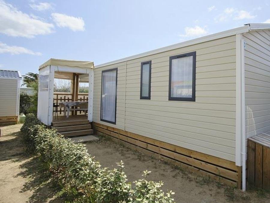 Camping Pas Cher vous présente avec son site Officiel campingpascher.fr, le Camping Les Dunes classé 5 étoiles, situé sur la commune de Bretignolles Sur Mer dans le département Vendée (Pays De La Loire) en France. Le camping Les Dunes, vous présente un hébergement de type mobil-home de 30 m² et télévision. Le camping Les Dunes vous propose du vendredi 11 septembre au vendredi 18 septembre 2026 pour 7 nuits à 430€. Cette location propose 85 dates différentes pour réserver votre séjour. Découvrez également les 8 autres gammes d'hébergements du camping. Les Avis clients pour le Camping Les Dunes sont excellents avec une note moyenne de 8 sur 10. Piscine couverte, Piscine extérieure, Animation ados, Animations familiales, Club enfants, Aire de jeux enfants, Baby-foot, Canoë-kayak, Centre équestre, Court de tennis, Flipper, Golf, Ping-pong, Piscine, Pétanque, Randonnée, Terrain de beach-volley, Terrain multisports, Bar, Dépôt de pain, Plats à emporter, Restaurant, Snack/Bar, Épicerie,... En savoir plus : cliquez-ICI.