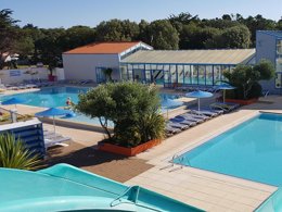 Camping Pas Cher vous présente avec son site Officiel campingpascher.fr, le Camping Les Dunes classé 5 étoiles, situé sur la commune de Bretignolles Sur Mer dans le département Vendée (Pays De La Loire) en France. Le camping Les Dunes, vous présente un hébergement de type lodge de 24 m². Le camping Les Dunes vous propose du jeudi 10 septembre au jeudi 17 septembre 2026 pour 7 nuits à 292€. Cette location propose 63 dates différentes pour réserver votre séjour. Découvrez également les 5 autres gammes d'hébergements du camping. Les Avis clients pour le Camping Les Dunes sont excellents avec une note moyenne de 8 sur 10. Piscine couverte, Piscine extérieure, Animation ados, Animations familiales, Club enfants, Aire de jeux enfants, Baby-foot, Canoë-kayak, Centre équestre, Court de tennis, Flipper, Golf, Ping-pong, Piscine, Pétanque, Randonnée, Terrain de beach-volley, Terrain multisports, Bar, Dépôt de pain, Plats à emporter, Restaurant, Snack/Bar, Épicerie,... En savoir plus : cliquez-ICI.