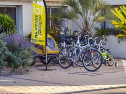 Camping Pas Cher vous présente avec son site Officiel campingpascher.fr, le Camping Les Dunes classé 5 étoiles, situé sur la commune de Bretignolles Sur Mer dans le département Vendée (Pays De La Loire) en France. Le camping Les Dunes vous propose un hébergement de type mobil-home de 31 m² (télévision). L'établissement vous propose 7 autres types d'hébergements. Découvrez tous nos séjours à petits prix dans la commune et aux alentours de Bretignolles Sur Mer du département : Vendée (Pays De La Loire). Les Avis clients pour le Camping Les Dunes sont excellents avec une note moyenne de 8 sur 10. Piscine couverte, Piscine extérieure, Animation ados, Animations familiales, Club enfants, Aire de jeux enfants, Baby-foot, Canoë-kayak, Centre équestre, Court de tennis, Flipper, Golf, Ping-pong, Piscine, Pétanque, Randonnée, Terrain de beach-volley, Terrain multisports, Bar, Dépôt de pain, Plats à emporter, Restaurant, Snack/Bar, Épicerie,... En savoir plus : cliquez-ICI.