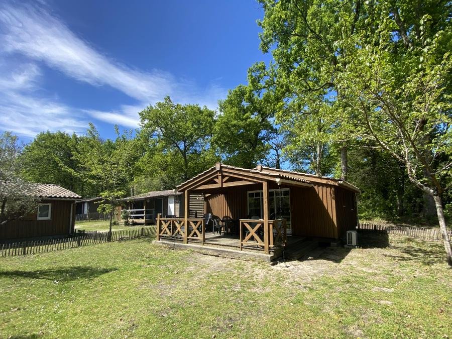 Camping Pas Cher vous présente avec son site Officiel campingpascher.fr, le Camping Sea Green Domaine De La Forge classé 4 étoiles, situé sur la commune de La Teste De Buch dans le département Gironde (Aquitaine) en France. Le camping Sea Green Domaine De La Forge vous propose un hébergement de type chalet de 37 m² pour 6 personnes avec climatisation (télévision). L'établissement vous propose 9 autres types d'hébergements. Découvrez tous nos séjours à petits prix dans la commune et aux alentours de La Teste De Buch du département : Gironde (Aquitaine). Les Avis clients pour le Camping Sea Green Domaine De La Forge sont excellents avec une note moyenne de 8 sur 10. Piscine chauffée, Piscine extérieure, Animations familiales, Club enfants, Aire de jeux enfants, Canoë-kayak, Centre équestre, Court de tennis, Cyclisme, Golf, Parcours sportif, Ping-pong, Plongée, Pétanque, Randonnée, Terrain de volley-ball, Terrain multisports, Bar, Dépôt de pain, Pizzeria, Plats à emporter, Snack/Bar, Épicerie,... En savoir plus : cliquez-ICI.