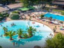 Camping Pas Cher vous présente avec son site Officiel campingpascher.fr, le Camping Domaine De La Forge - Sea Green By Sunêlia classé 4 étoiles, situé sur la commune de La Teste De Buch dans le département Gironde (Aquitaine) en France. Le camping Domaine De La Forge - Sea Green By Sunêlia vous propose un hébergement de type chalet de 34 m² pour 3 personnes (télévision). L'établissement vous propose 9 autres types d'hébergements. Découvrez tous nos séjours à petits prix dans la commune et aux alentours de La Teste De Buch du département : Gironde (Aquitaine). Les Avis clients pour le Camping Domaine De La Forge - Sea Green By Sunêlia sont excellents avec une note moyenne de 8 sur 10. Piscine chauffée, Piscine extérieure, Animations familiales, Club enfants, Aire de jeux enfants, Canoë-kayak, Centre équestre, Court de tennis, Cyclisme, Golf, Parcours sportif, Ping-pong, Plongée, Pétanque, Randonnée, Terrain de volley-ball, Terrain multisports, Bar, Dépôt de pain, Pizzeria, Plats à emporter, Snack/Bar, Épicerie,... En savoir plus : cliquez-ICI.
