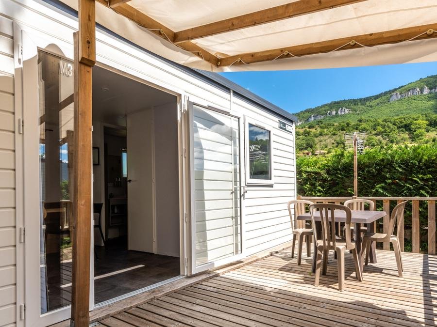 Camping Pas Cher vous présente avec son site Officiel campingpascher.fr, le Camping Maeva Escapades Millau Plage classé 4 étoiles, situé sur la commune de Millau dans le département Aveyron (Midi Pyrénées) en France. Le camping Maeva Escapades Millau Plage vous propose un hébergement de type mobil-home de 26 m². Cet hébergement propose plus de 86 dates différentes pour réserver ! Pour dévouvrir la période la moins chère, consultez la rubrique 'Tarifs' et sélectionnez votre mois de départ. L'établissement vous propose 18 autres types d'hébergements. Découvrez tous nos séjours à petits prix dans la commune et aux alentours de Millau du département : Aveyron (Midi Pyrénées). Les Avis clients pour le Camping Maeva Escapades Millau Plage sont excellents avec une note moyenne de 8 sur 10. Rivière, Piscine extérieure, Animations familiales, Club enfants, Aire de jeux enfants, Baby-foot, Canoë-kayak, Centre équestre, Cyclisme, Location de bateaux, Ping-pong, Piscine, Pétanque, Rafting, Randonnée, Salle de jeux vidéo, Structure gonflable enfants, Terrain de basketball, Terrain multisports, Bar, Dépôt de pain, Plats à emporter, Restaurant, Snack/Bar, Épicerie,... En savoir plus : cliquez-ICI.