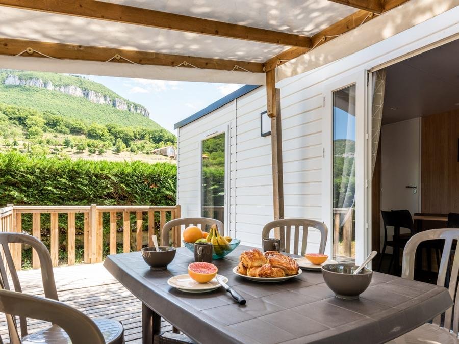 Camping Pas Cher vous présente avec son site Officiel campingpascher.fr, le Camping Maeva Escapades Millau Plage classé 4 étoiles, situé sur la commune de Millau dans le département Aveyron (Midi Pyrénées) en France. Le camping Maeva Escapades Millau Plage vous propose un hébergement de type mobil-home de 34 m². L'établissement vous propose 18 autres types d'hébergements. Découvrez tous nos séjours à petits prix dans la commune et aux alentours de Millau du département : Aveyron (Midi Pyrénées). Les Avis clients pour le Camping Maeva Escapades Millau Plage sont excellents avec une note moyenne de 8 sur 10. Rivière, Piscine extérieure, Animations familiales, Club enfants, Aire de jeux enfants, Baby-foot, Canoë-kayak, Centre équestre, Cyclisme, Location de bateaux, Ping-pong, Piscine, Pétanque, Rafting, Randonnée, Salle de jeux vidéo, Structure gonflable enfants, Terrain de basketball, Terrain multisports, Bar, Dépôt de pain, Plats à emporter, Restaurant, Snack/Bar, Épicerie,... En savoir plus : cliquez-ICI.