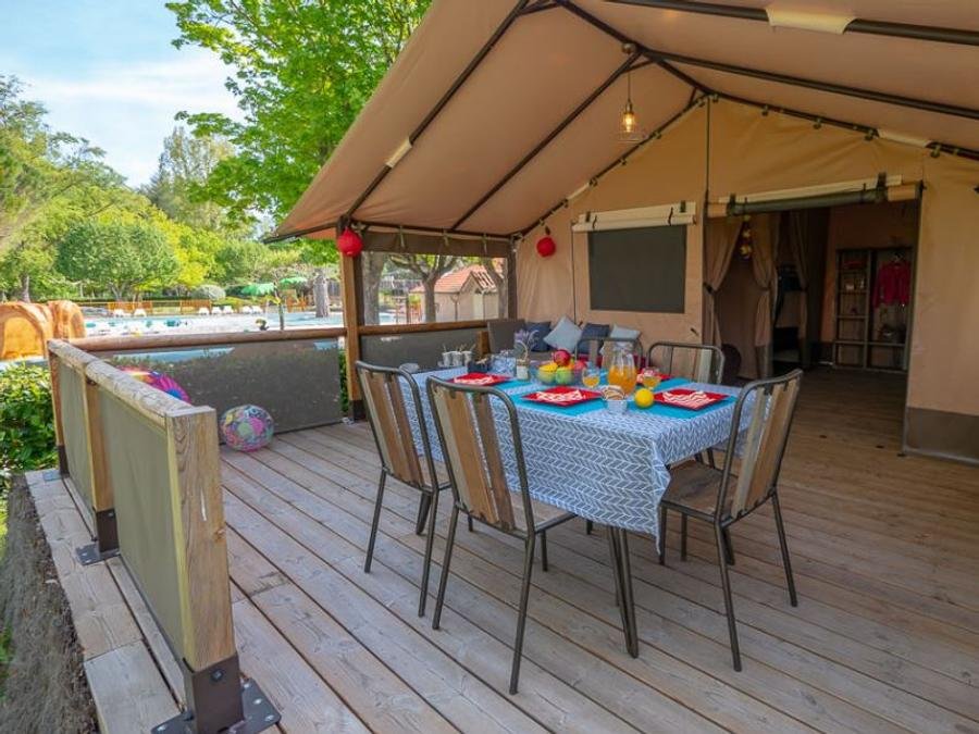 Camping Pas Cher vous présente avec son site Officiel campingpascher.fr, le Camping Maeva Escapades Millau Plage classé 4 étoiles, situé sur la commune de Millau dans le département Aveyron (Midi Pyrénées) en France. Le camping Maeva Escapades Millau Plage vous propose un hébergement de type tente en toile et bois de 54 m² pour 1 personne. L'établissement vous propose 18 autres types d'hébergements. Découvrez tous nos séjours à petits prix dans la commune et aux alentours de Millau du département : Aveyron (Midi Pyrénées). Les Avis clients pour le Camping Maeva Escapades Millau Plage sont excellents avec une note moyenne de 8 sur 10. Rivière, Piscine extérieure, Animations familiales, Club enfants, Aire de jeux enfants, Baby-foot, Canoë-kayak, Centre équestre, Cyclisme, Location de bateaux, Ping-pong, Piscine, Pétanque, Rafting, Randonnée, Salle de jeux vidéo, Structure gonflable enfants, Terrain de basketball, Terrain multisports, Bar, Dépôt de pain, Plats à emporter, Restaurant, Snack/Bar, Épicerie,... En savoir plus : cliquez-ICI.