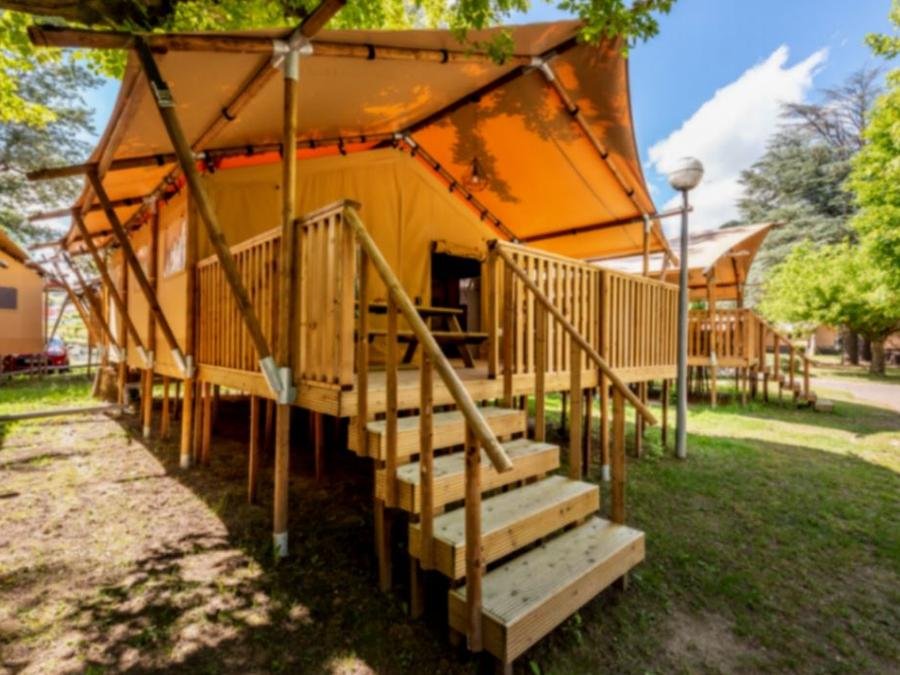 Camping Pas Cher vous présente avec son site Officiel campingpascher.fr, le Camping Maeva Escapades Millau Plage classé 4 étoiles, situé sur la commune de Millau dans le département Aveyron (Midi Pyrénées) en France. Le camping Maeva Escapades Millau Plage vous propose un hébergement de type tente en toile et bois de 38 m² pour 1 personne. L'établissement vous propose 18 autres types d'hébergements. Découvrez tous nos séjours à petits prix dans la commune et aux alentours de Millau du département : Aveyron (Midi Pyrénées). Les Avis clients pour le Camping Maeva Escapades Millau Plage sont excellents avec une note moyenne de 8 sur 10. Rivière, Piscine extérieure, Animations familiales, Club enfants, Aire de jeux enfants, Baby-foot, Canoë-kayak, Centre équestre, Cyclisme, Location de bateaux, Ping-pong, Piscine, Pétanque, Rafting, Randonnée, Salle de jeux vidéo, Structure gonflable enfants, Terrain de basketball, Terrain multisports, Bar, Dépôt de pain, Plats à emporter, Restaurant, Snack/Bar, Épicerie,... En savoir plus : cliquez-ICI.
