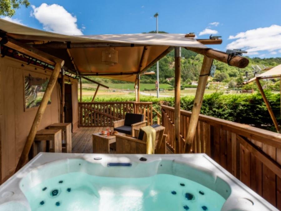 Camping Pas Cher vous présente avec son site Officiel campingpascher.fr, le Camping Maeva Escapades Millau Plage classé 4 étoiles, situé sur la commune de Millau dans le département Aveyron (Midi Pyrénées) en France. Le camping Maeva Escapades Millau Plage vous propose un hébergement de type tente en toile et bois pour 1 personne (télévision). L'établissement vous propose 18 autres types d'hébergements. Découvrez tous nos séjours à petits prix dans la commune et aux alentours de Millau du département : Aveyron (Midi Pyrénées). Les Avis clients pour le Camping Maeva Escapades Millau Plage sont excellents avec une note moyenne de 8 sur 10. Rivière, Piscine extérieure, Animations familiales, Club enfants, Aire de jeux enfants, Baby-foot, Canoë-kayak, Centre équestre, Cyclisme, Location de bateaux, Ping-pong, Piscine, Pétanque, Rafting, Randonnée, Salle de jeux vidéo, Structure gonflable enfants, Terrain de basketball, Terrain multisports, Bar, Dépôt de pain, Plats à emporter, Restaurant, Snack/Bar, Épicerie,... En savoir plus : cliquez-ICI.