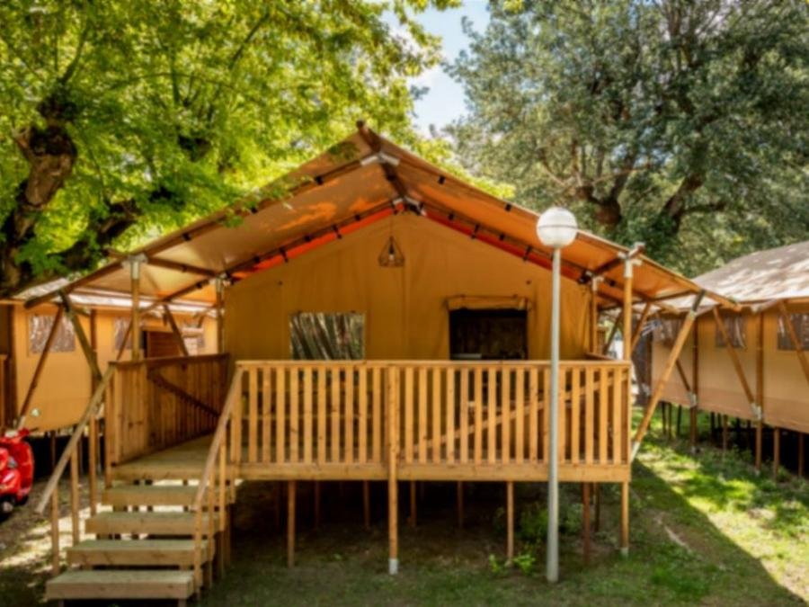Camping Pas Cher vous présente avec son site Officiel campingpascher.fr, le Camping Maeva Escapades Millau Plage classé 4 étoiles, situé sur la commune de Millau dans le département Aveyron (Midi Pyrénées) en France. Le camping Maeva Escapades Millau Plage vous propose un hébergement de type tente en toile et bois pour 1 personne (télévision). L'établissement vous propose 18 autres types d'hébergements. Découvrez tous nos séjours à petits prix dans la commune et aux alentours de Millau du département : Aveyron (Midi Pyrénées). Les Avis clients pour le Camping Maeva Escapades Millau Plage sont excellents avec une note moyenne de 8 sur 10. Rivière, Piscine extérieure, Animations familiales, Club enfants, Aire de jeux enfants, Baby-foot, Canoë-kayak, Centre équestre, Cyclisme, Location de bateaux, Ping-pong, Piscine, Pétanque, Rafting, Randonnée, Salle de jeux vidéo, Structure gonflable enfants, Terrain de basketball, Terrain multisports, Bar, Dépôt de pain, Plats à emporter, Restaurant, Snack/Bar, Épicerie,... En savoir plus : cliquez-ICI.