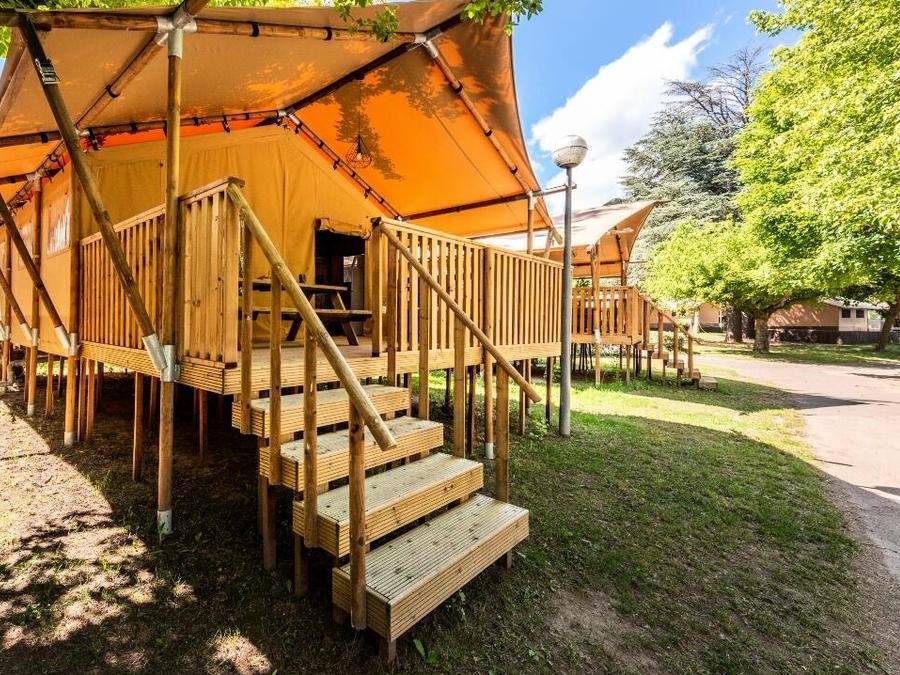 Camping Pas Cher vous présente avec son site Officiel campingpascher.fr, le Camping Millau Plage classé 4 étoiles, situé sur la commune de Millau dans le département Aveyron (Midi Pyrénées) en France. Le camping Millau Plage, vous présente un hébergement de type tente en toile et bois de 35 m² pour 1 personne. Le camping Millau Plage vous proposeun séjour PAS CHER avec une REMISEdu jeudi 03 septembre au jeudi 10 septembre 2026, en promotion à -33% pour 7 nuits à 279 € au lieu de 416,42 € soit une Économie de 137,42 €. Cette location propose 59 dates différentes pour réserver votre séjour. Découvrez également les 11 autres gammes d'hébergements du camping. Les Avis clients pour le Camping Millau Plage sont excellents avec une note moyenne de 8 sur 10. Rivière, Piscine extérieure, Animations familiales, Club enfants, Aire de jeux enfants, Baby-foot, Canoë-kayak, Centre équestre, Cyclisme, Location de bateaux, Ping-pong, Piscine, Pétanque, Rafting, Randonnée, Salle de jeux vidéo, Structure gonflable enfants, Terrain de basketball, Terrain multisports, Bar, Dépôt de pain, Plats à emporter, Restaurant, Snack/Bar, Épicerie,... En savoir plus : cliquez-ICI.