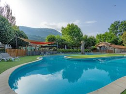 Camping Pas Cher vous présente avec son site Officiel campingpascher.fr, le Camping Millau Plage classé 4 étoiles, situé sur la commune de Millau dans le département Aveyron (Midi Pyrénées) en France. Le camping Millau Plage, vous présente un hébergement de type lodge de 50 m² pour 1 personne. Le camping Millau Plage vous propose du jeudi 04 juin au jeudi 11 juin 2026 avec un DÉPART DEMAIN pour 7 nuits à 609€. Cette location propose 42 dates différentes pour réserver votre séjour. Découvrez également les 11 autres gammes d'hébergements du camping. Les Avis clients pour le Camping Millau Plage sont excellents avec une note moyenne de 8 sur 10. Rivière, Piscine extérieure, Animations familiales, Club enfants, Aire de jeux enfants, Baby-foot, Canoë-kayak, Centre équestre, Cyclisme, Location de bateaux, Ping-pong, Piscine, Pétanque, Rafting, Randonnée, Salle de jeux vidéo, Structure gonflable enfants, Terrain de basketball, Terrain multisports, Bar, Dépôt de pain, Plats à emporter, Restaurant, Snack/Bar, Épicerie,... En savoir plus : cliquez-ICI.